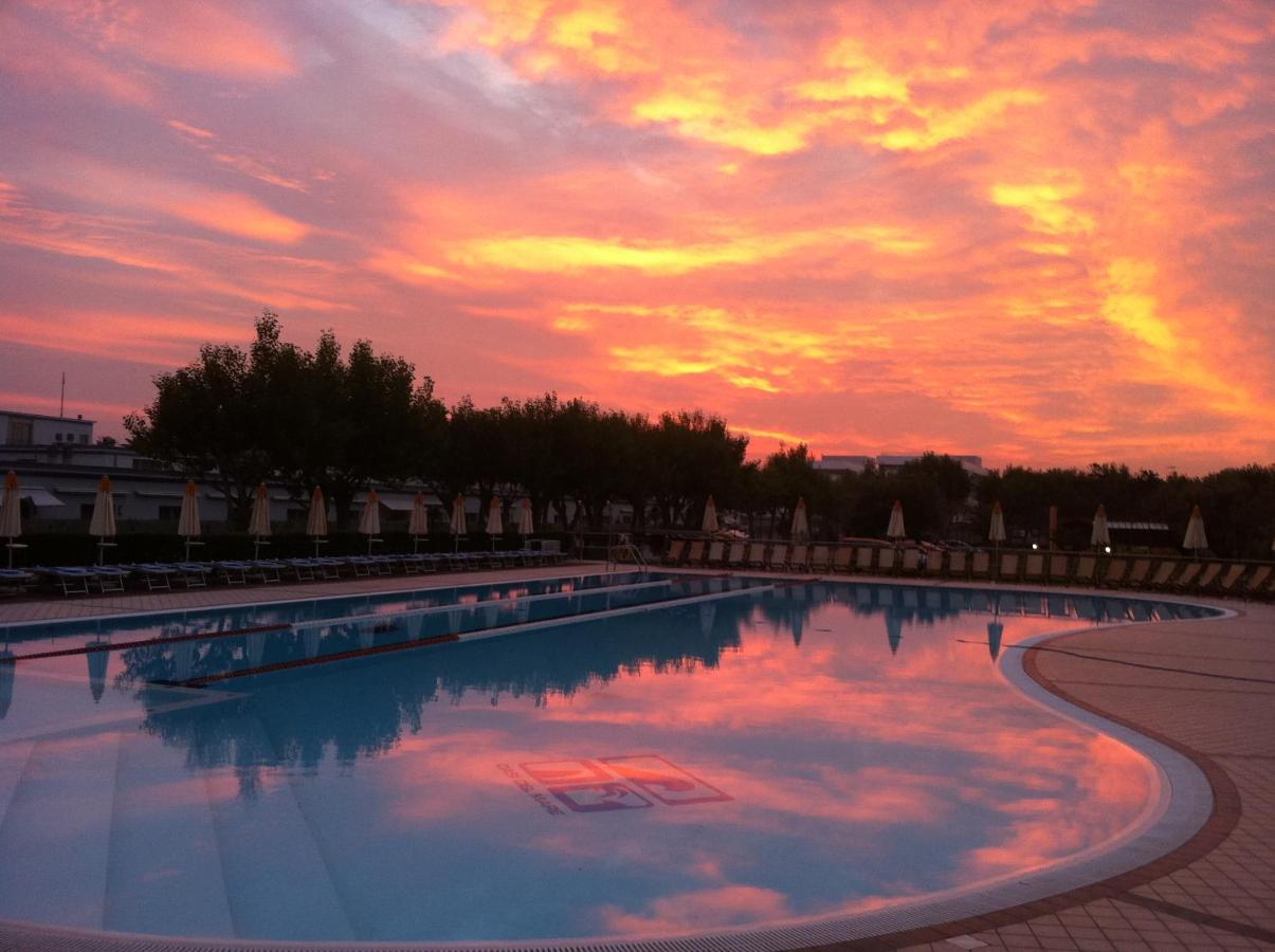 Aparthotel Oasi del Mare Tirrenia Esterno foto